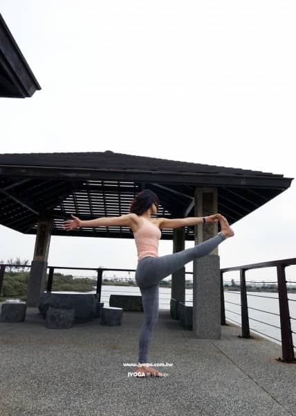 台南JYOGA樂活瑜珈-瑜珈教學-站姿扭轉腿部伸展